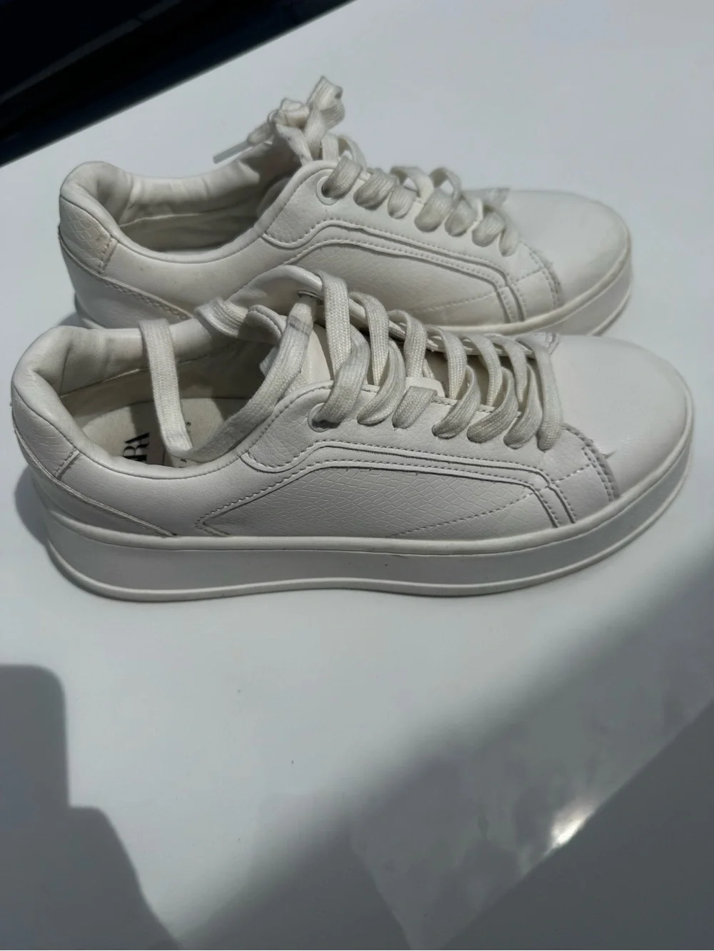 ZARA Monochrome lace-up sneakers. Smooth upper. Chunky sole.